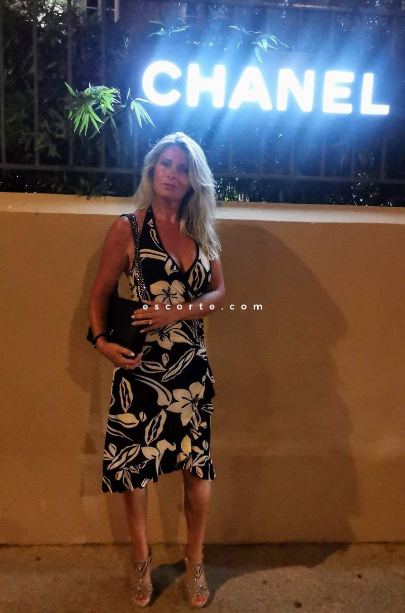 un plan cu escort Fréjus Sarah francaise